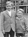 603544 Portret van de tienjarige Jan Verwer (links) die enkele dagen tevoren de zesjarige Andries Stomp uit de ...